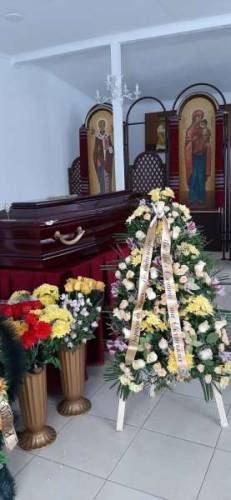 Живі вінки, кошики та композиції