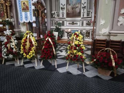 Живі вінки, кошики та композиції