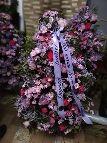 Живі вінки, кошики та композиції