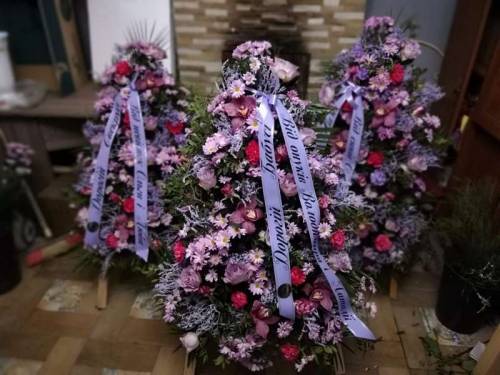 Живі вінки, кошики та композиції