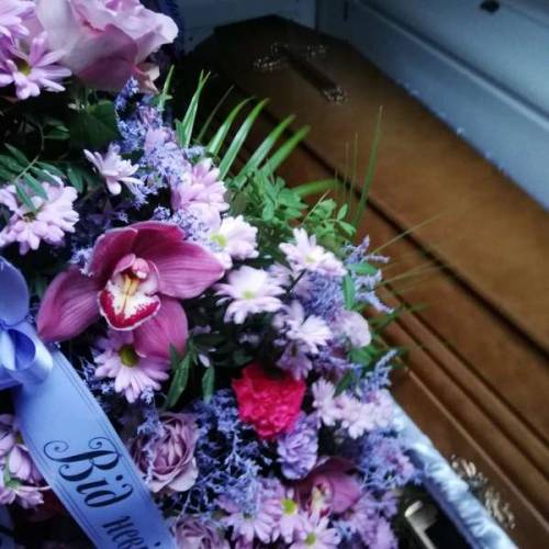 Живі вінки, кошики та композиції