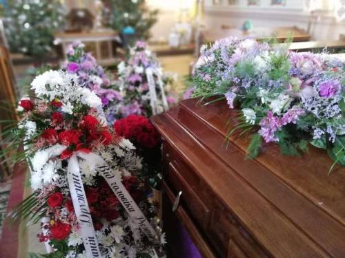 Живі вінки, кошики та композиції