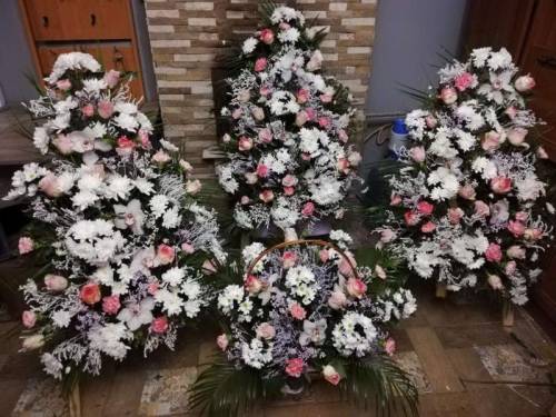 Живі вінки, кошики та композиції