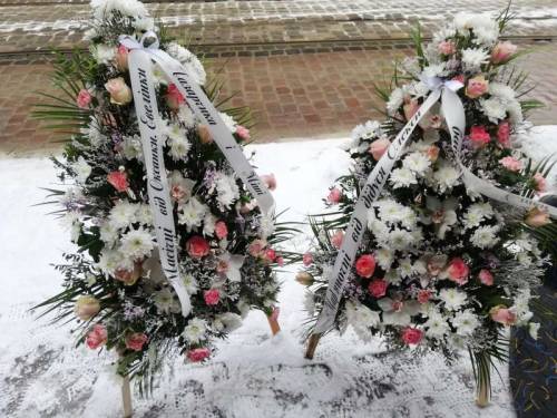 Живі вінки, кошики та композиції