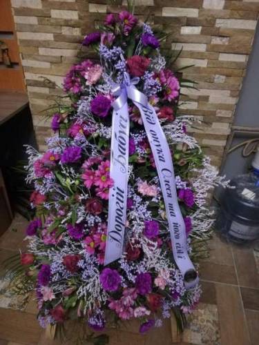 Живі вінки, кошики та композиції