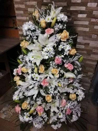 Живі вінки, кошики та композиції