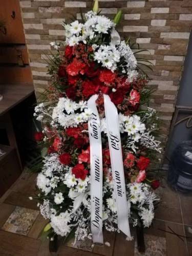 Живі вінки, кошики та композиції