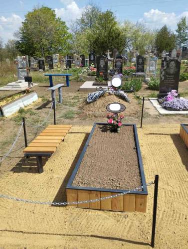 Надгробки одинарні деревʼяні сталь (модрина) Львів